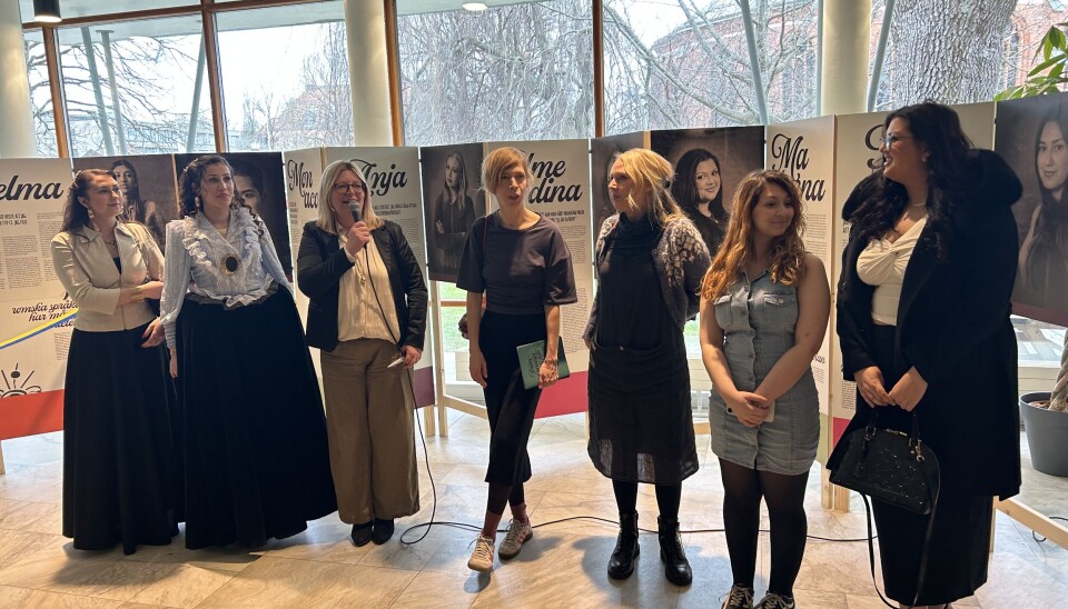 Invigning. När utställningen invigdes medverkade fyra av de nio unga romer som porträtterats.