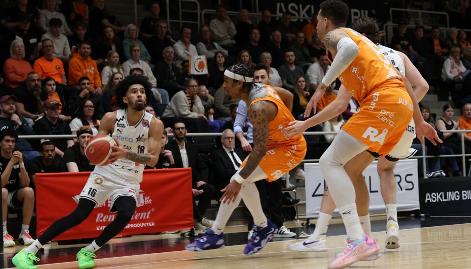Köpings guard Tahlik Chavez mötte tufft försvarsspel i första semifinalmatchen mot regerande basketmästarna Norrköping Dolphins.
