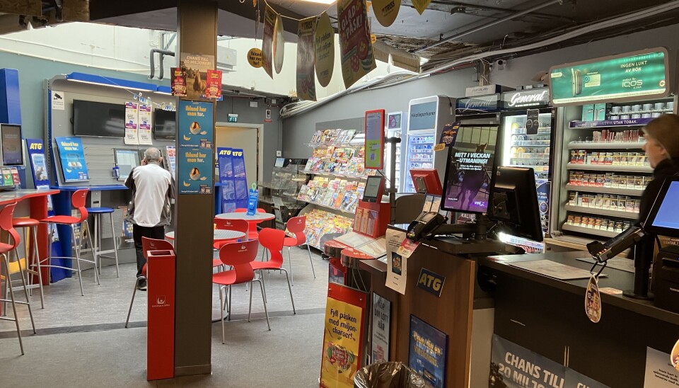 Längst in i kiosken finns det plats för en paus medan man bestämmer sig för vilken häst man vill satsa på.