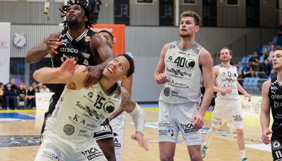 Dwight ”DJ” Wilson tar kommandot i situationen med Norrköpings Pierre Hampton. Wilson avslutade säsongen med ytterligare en double-double, elva poäng och elva returer.