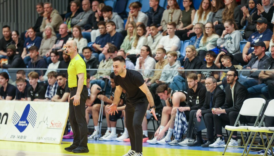 Köpings coach Gabo Loaiza hyllar sina spelare och tackar klubben för en fantastisk säsong. Inte ens 0-4 i semifinalserien mot regerande mästarna Norrköping Dolphins förtar glädjen.