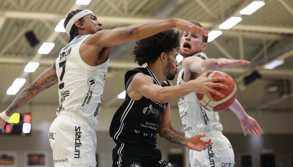 Basketligans skyttekung Tahlik Chavez i Köping Stars var ofta tufft omgiven av Norrköpingsspelare i semifinalserien.