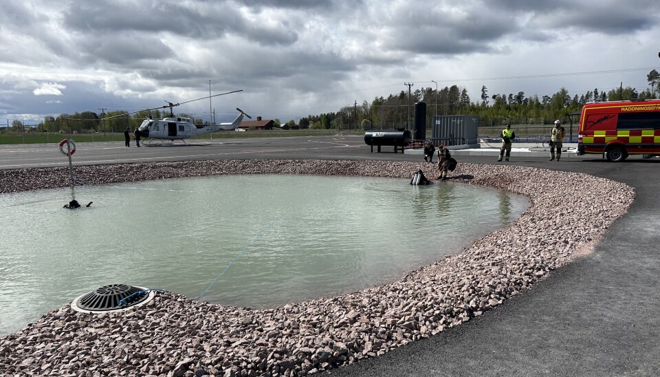 Räddningstjänsten visade en övning som involverade både en helikopter och anläggningens damm.