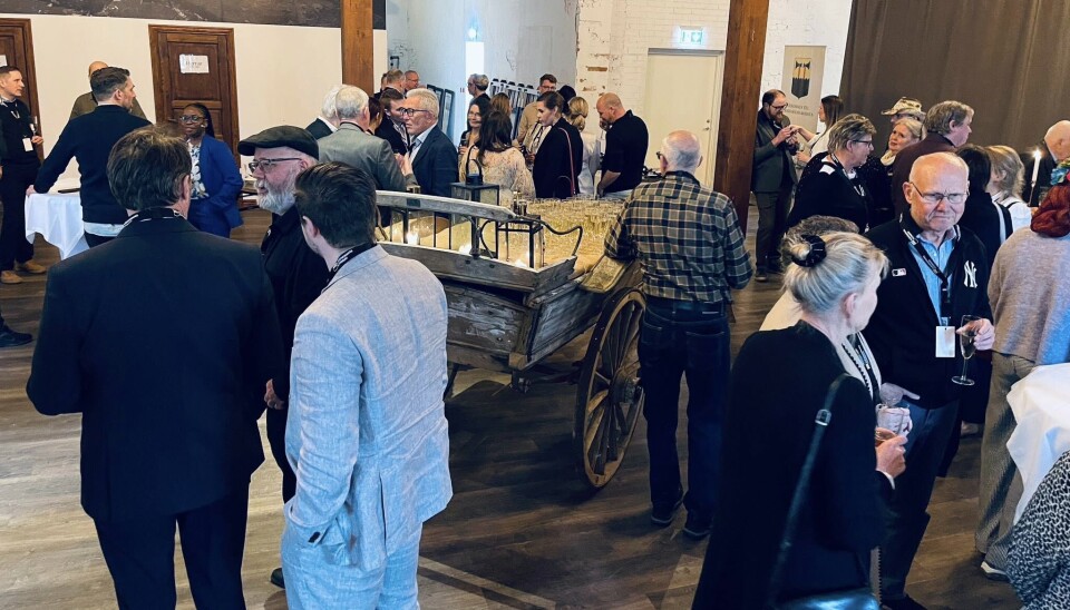Mingel. Representanter från näringslivet och politiken minglade.