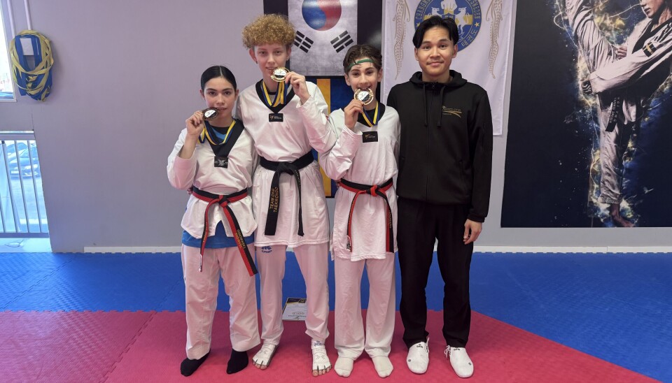 Framgångsrika. Team One Taekwondos atleter Emine Ruhl, Emilia Millberg, Lukas Ayoub med tränaren Justin Laloknam efter Swedish Open-framgångarna