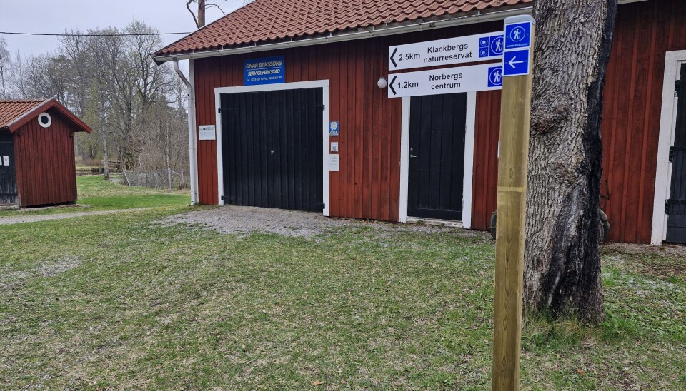 Vägvisare. Nya skyltar i Klackberg. Klackarna i marken. Uppfräschad vandringsled i Klackberg.