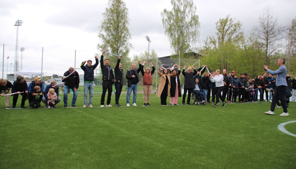 Knöt band. Istället för att klippa band som brukligt vid en invigning knöts istället alla närvarande samman.