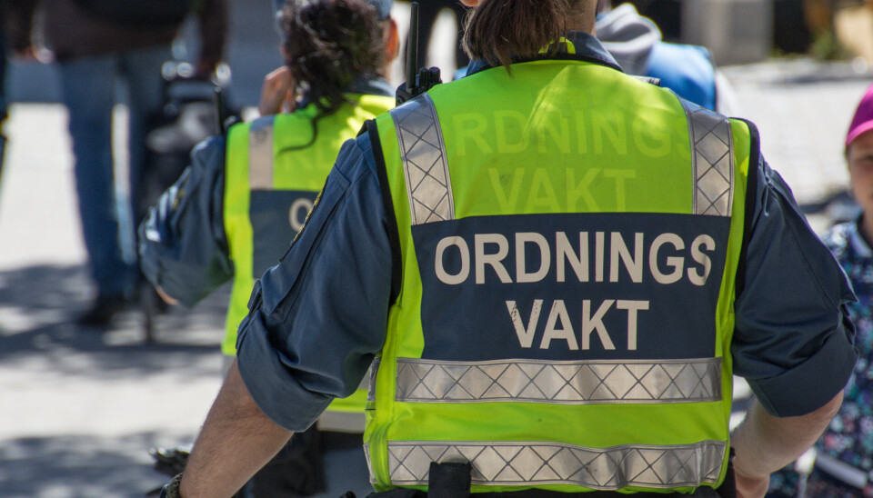 HÅLLER ORDNING. Ordningsvakter. Detta är en genrebild.