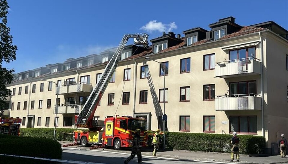 Brand. Det brinner i ett flerfamiljshus på Engelbrektsgatan. Brand. Det brinner i ett flerfamiljshus på Engelbrektsgatan.