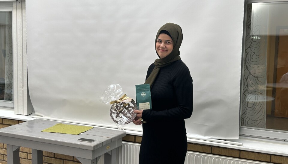 Lokala gåvor. Nora Khalil fick ta emot en present.