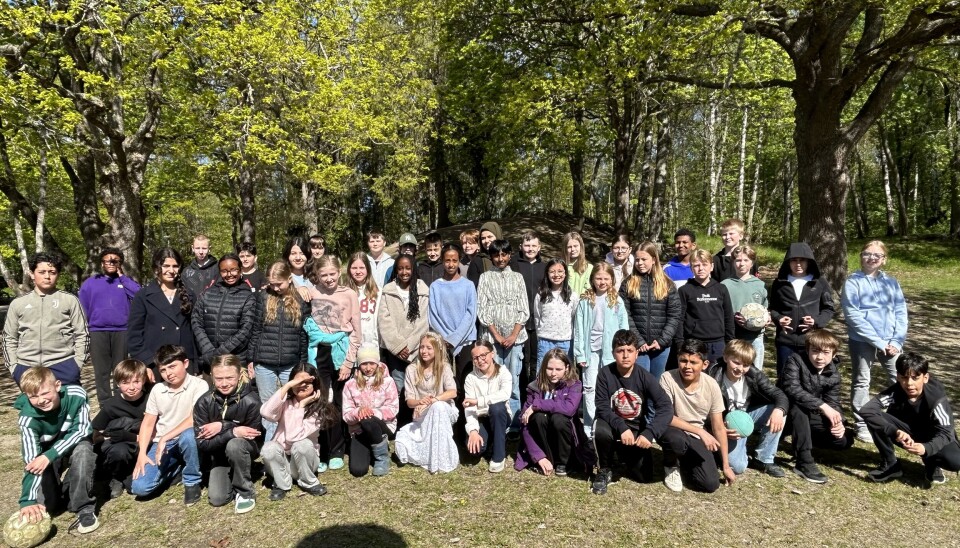 Gruppbild. Årskurs 5 på Apalbyskolan tillsammans med Nora Khalil.