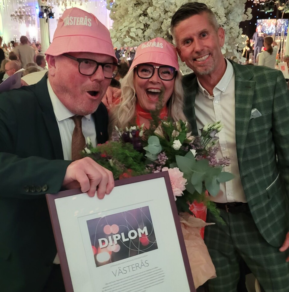 Staffan Jansson, Maria Martinsson och Lenny Hallgren firar den fina utmärkelsen Årets Purple Flag-stad.