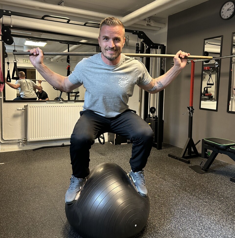 Han håller kundernas personal i toppform