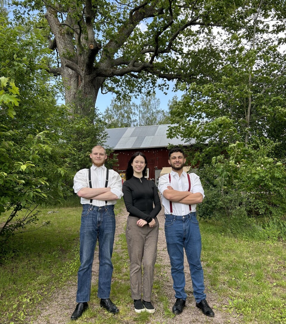 Nicklas, Yoanna och Las under den stora eken.