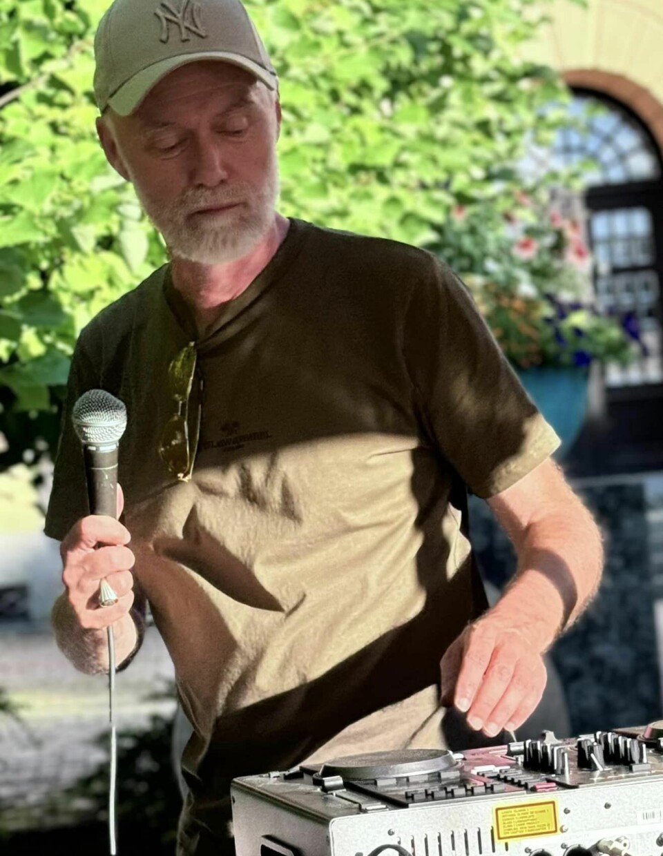 Massa musik. Governor Andy i aktion förra sommaren. Stadens reggaefarfar är tillbaka i år.
