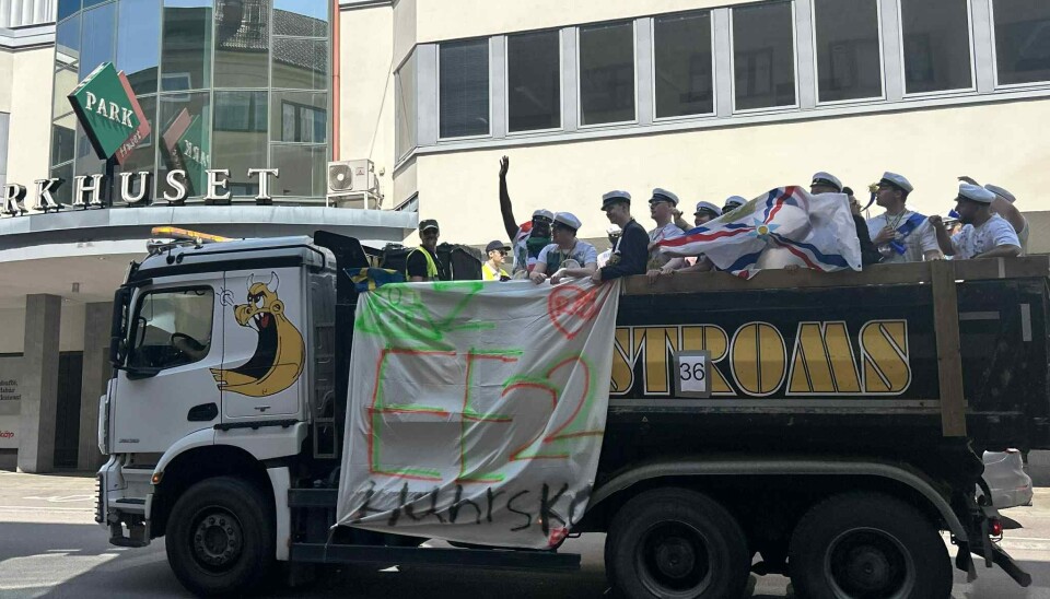 Först ut i kortegen! Cirka 11.20 rullade första ekipaget med glada studenter genom Västerås city.