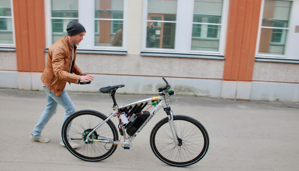 RULLAR. Niklas Persson med den självkörande cykeln i rullning. RULLAR. Niklas Persson med den självkörande cykeln i rullning.