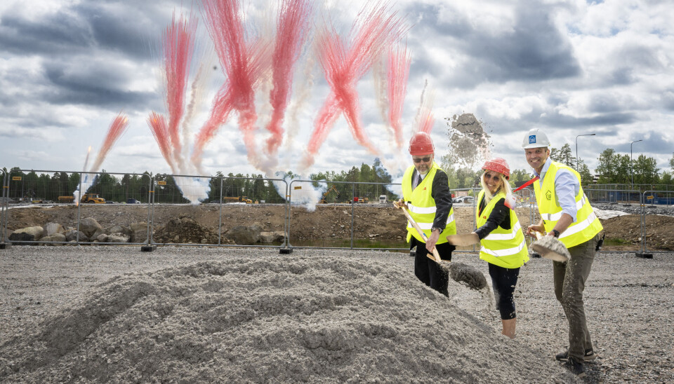 Krafttag för framtiden. Landshövding Johan Sterte, Susanne Timsjö, nordisk chef på ABB Robotics och Joacim Larsson, entreprenadansvarig på YLAB, tog det första spadtaget.