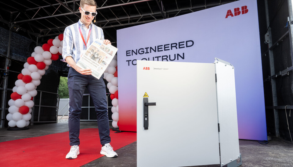 Minne för framtiden. Linus Hammer, projektledare för ABB Robotics Campus, och tidskapseln.