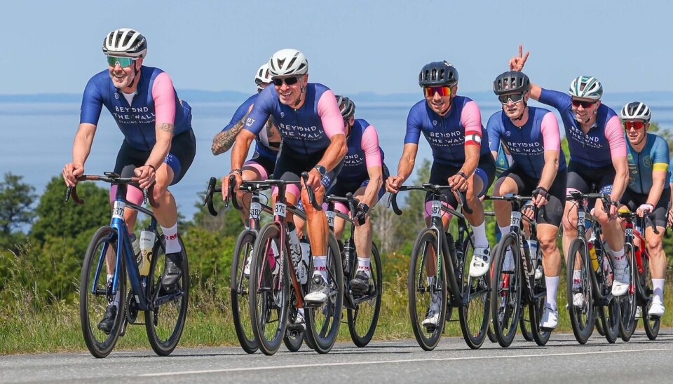 På rull mot Motala. Team Beyond the Wall under resan runt Vättern, stallchefen Rodde Vera i mitten med kaptensbindeln.