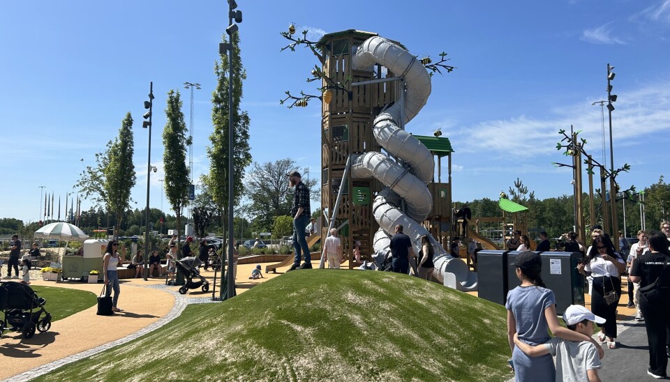 Välbesökt invigning. När parken invigdes på fredagen stod solen som högst och många hade tagit sig till Erikslund för att upptäcka lekplatsen.