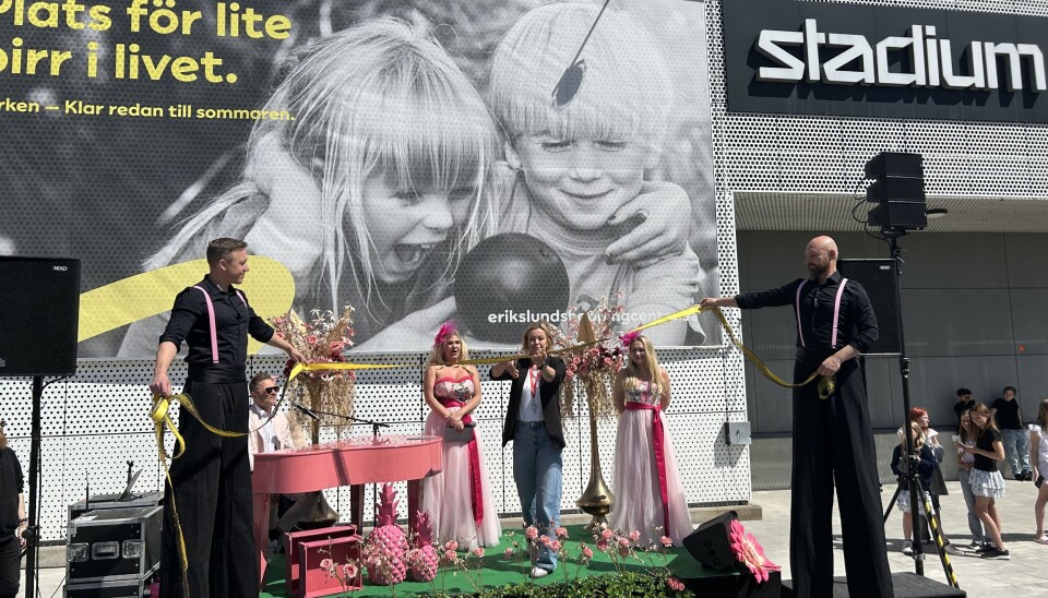 Bandklippning. Parken invigdes officiellt med en traditionell bandklippning.