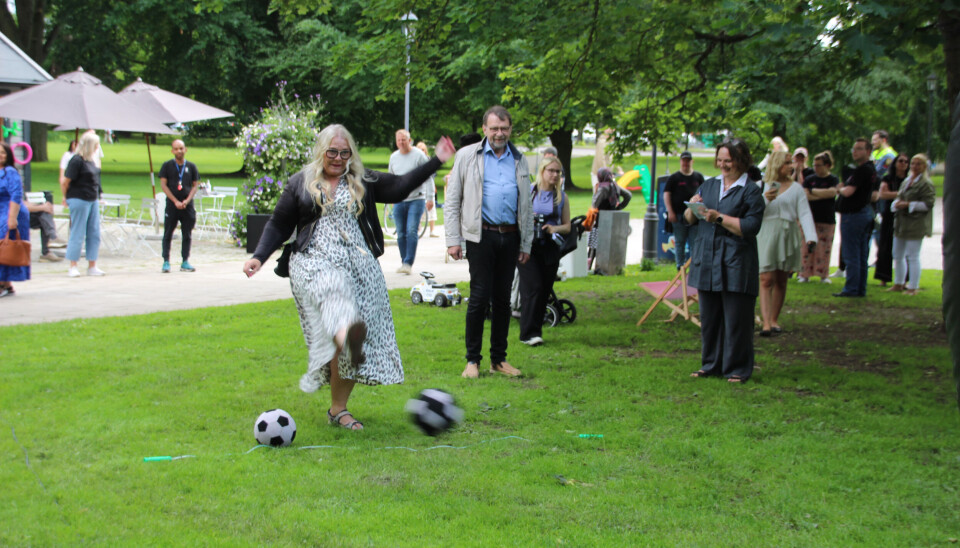 Hoppas på en fullträff i parken även i sommar. Maria Martinsson, vd Västrås Citysamverkan, var en av många som provade på fotbollsdart.