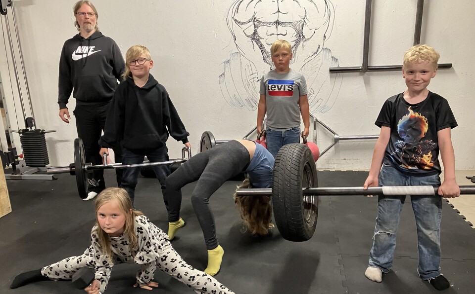 Strongkids. Tränaren Mattias Södergren med Melvin Borg, Emma Hansen, Melissa Borlund, Olle Johansson Thulin och Hampus Hansen.