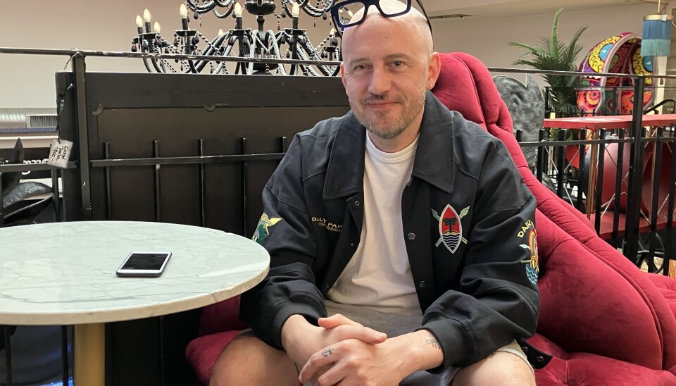 Fisförnäm. Tony säger att han tycker att namnet konstnär känns lite viktig och lite fånig, men att det är ett sätt att få utlopp för sina idéer, vilket han behöver för att må bra.