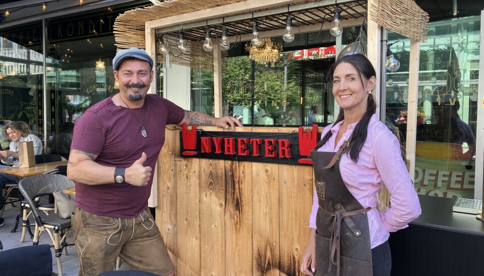 Terrassen. Vincent och Rosita står redo för sommarens gäster.