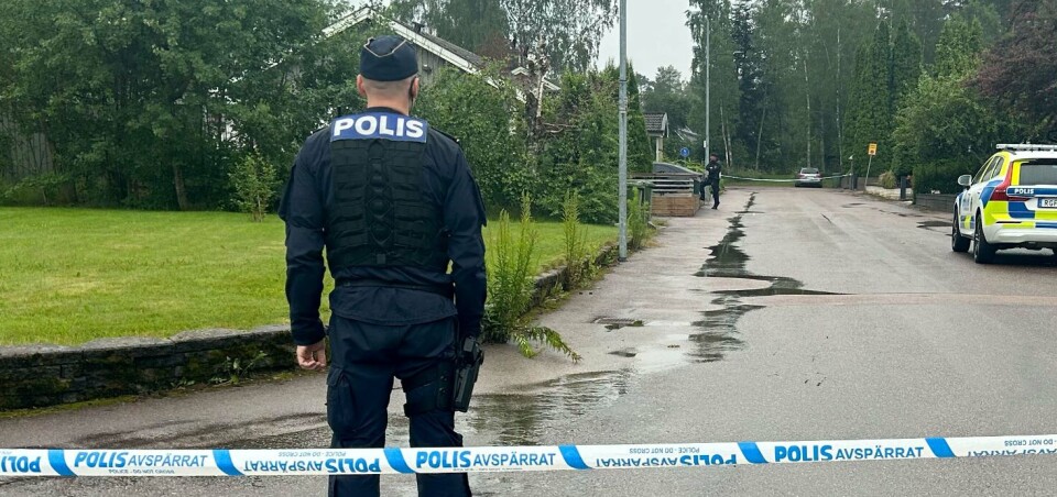 Poliser på plats och vaktar avspärrningarna efter skottlossningen i villakvarteret i Surahammar.