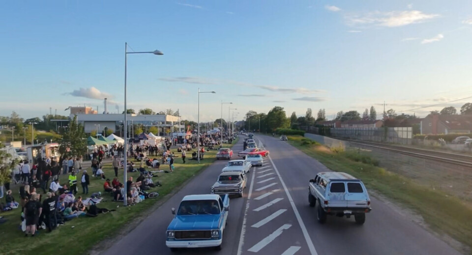 Folkfest. Mängder av glada människor slog sig ned i solen för att titta på cruisingen.