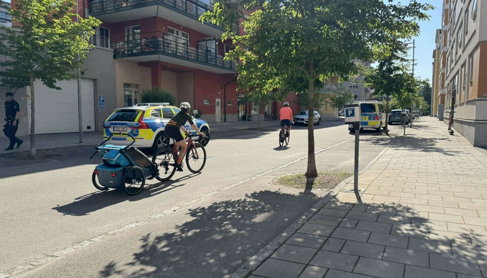 Poliser på plats på Öster Mälarstrand efter att ha gripit mannen.