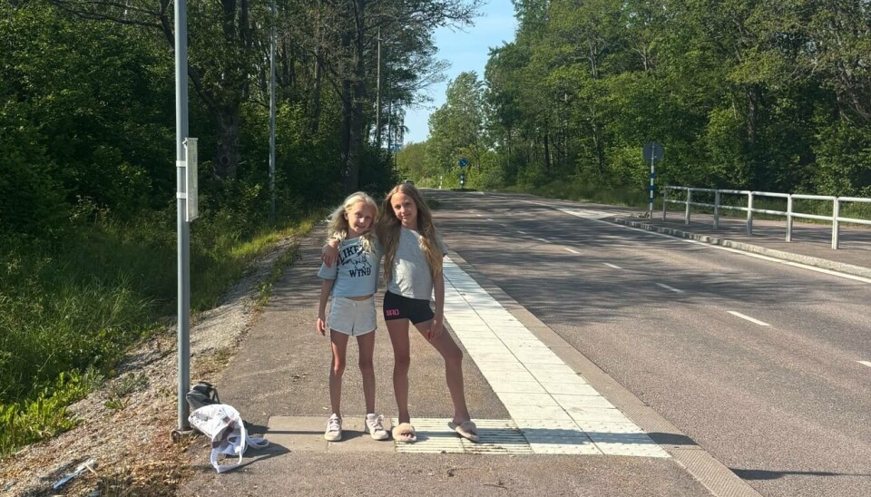 Önskar förändring. Cleo och Hilda vid busshållplatsen.