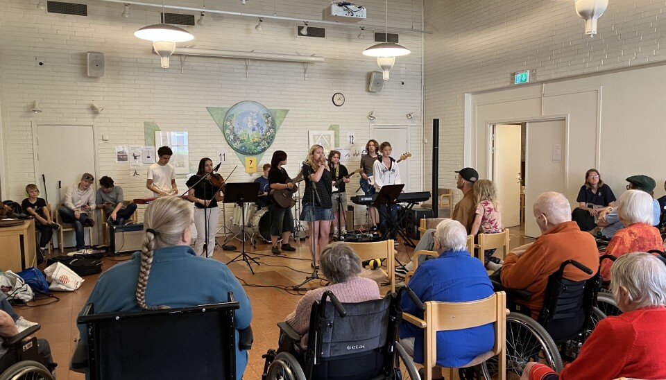 Uppträdande. Herrgärdets servicehus boende fick ett svängigt besök.