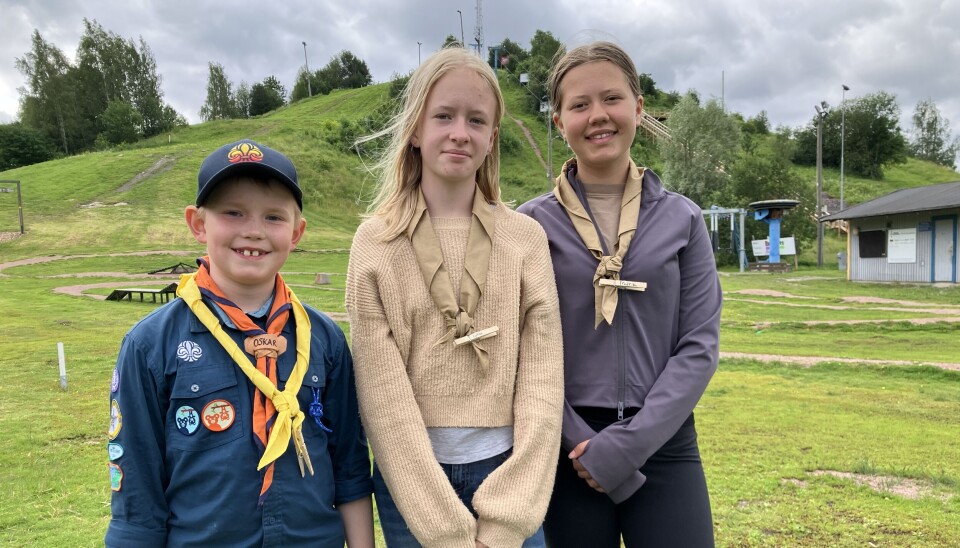 Scouter. Oskar Strömberg 8 år och van scout tillsammans med Lykke Stark och Fredrika Lund båda 12 år som provade på scoutlivet.