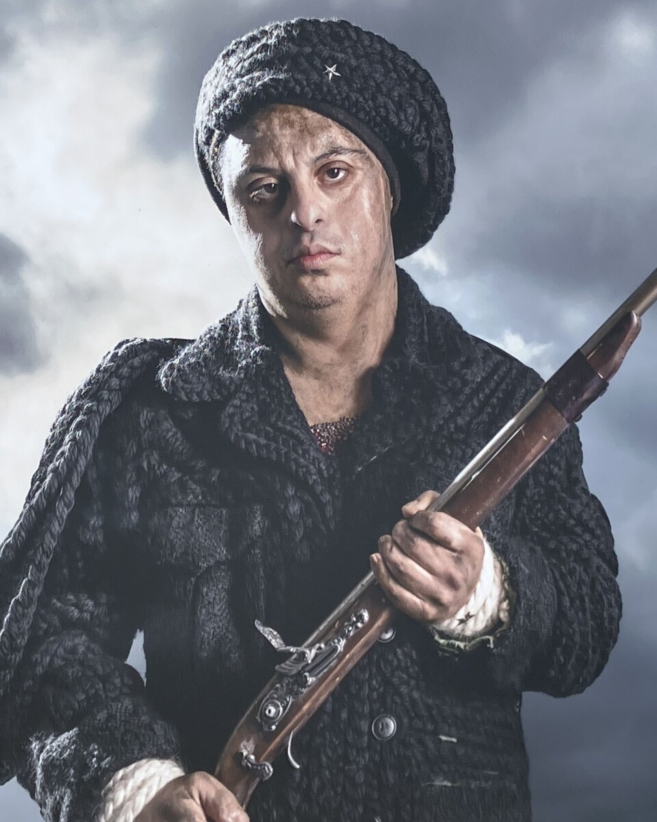 Revolutionär. Shayan Parvaneh, som var med på invigningen porträtterade en revoulutionär på en av utställningens foton.