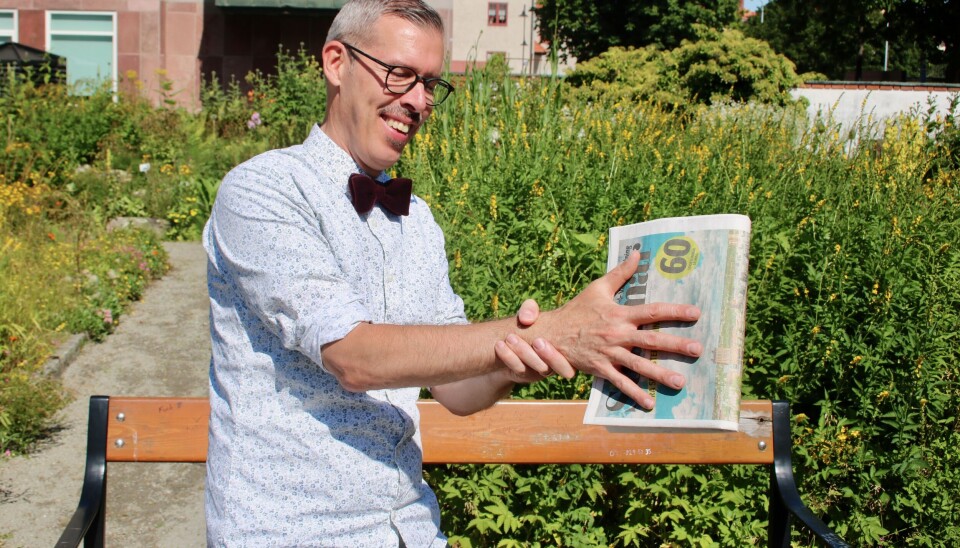 Flyga drake? Tidningen lyfter, till synes utan att Fredrik håller i den. Flyga drake? Tidningen lyfter, till synes utan att Fredrik håller i den.