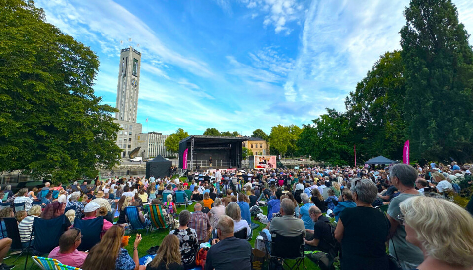 Smockfullt i Teaterparken. ”Man får klämma sig ned där man får plats” säger Västmanlands Teaters Leyla Atak.