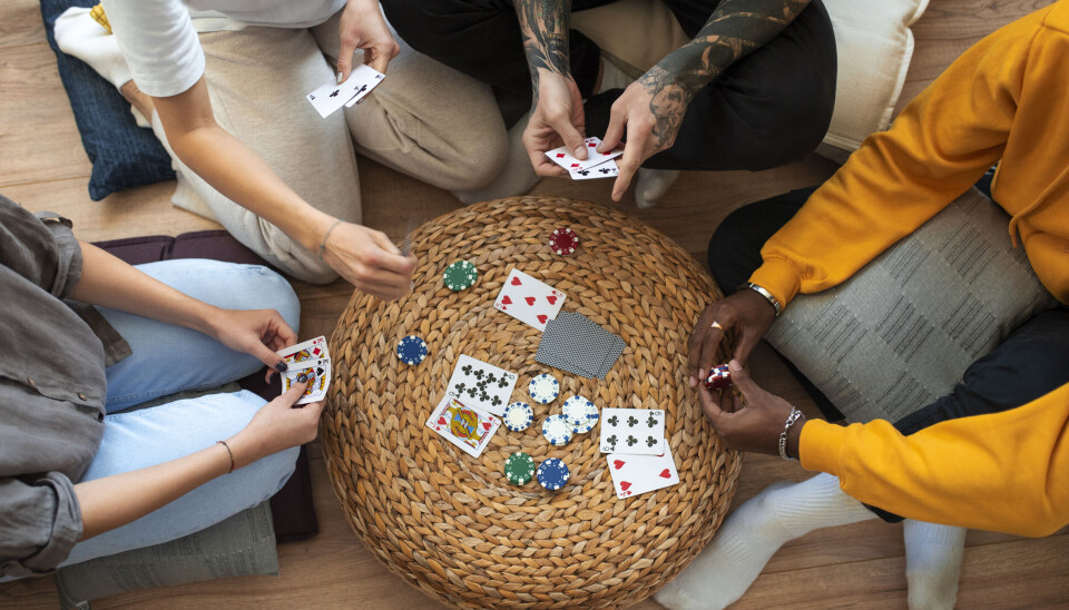 Vänner har kul medan de spelar poker | Gratis.