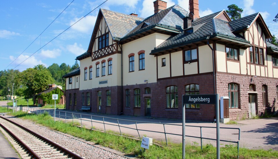 STATION. Ängelsberg kan nås med tåg. Stationshuset står däremot helt öde. STATION. Ängelsberg kan nås med tåg. Stationshuset står däremot helt öde.