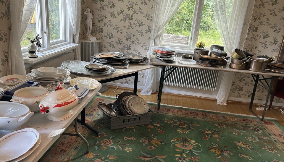 Bordsvis med uppläggningsfat, skålar och kastruller.