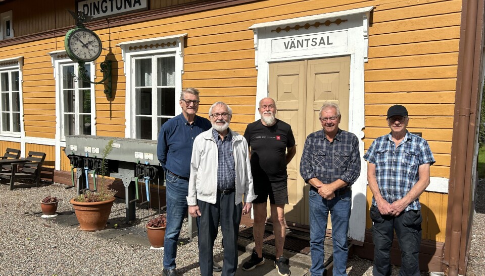 Styrelsemedlemmar. Göran Pettersson, Lars Norlin, Stig Jonsson, Marcus Skure och Roland Hellman öppnar snart upp porten till stationshuset i Dingtuna.