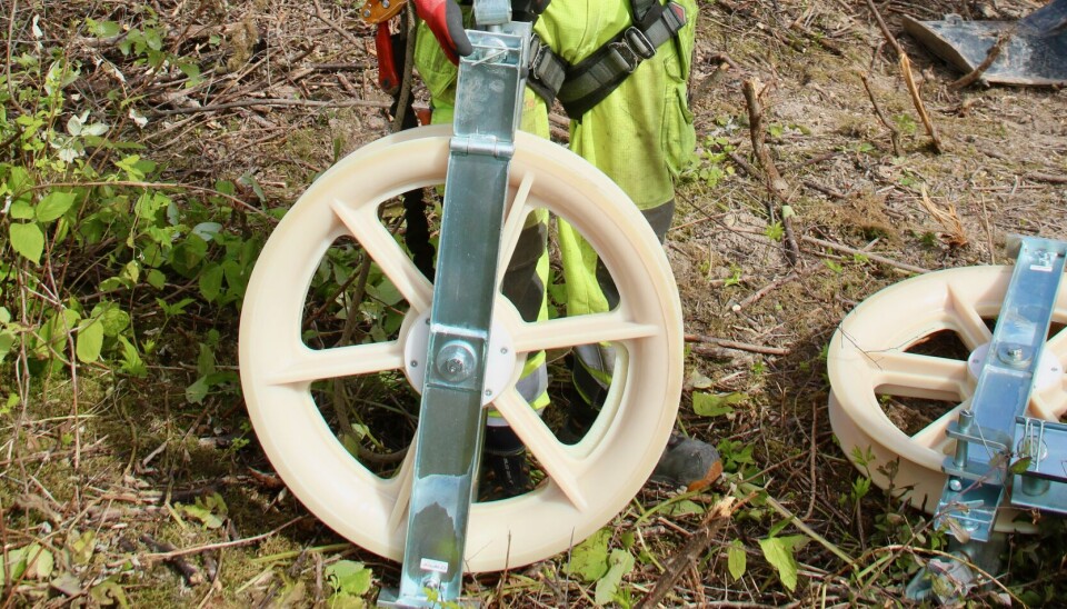 FULL RULLE. Linvagnen används för att rulla in de ledningar som ska tas ner. FULL RULLE. Linvagnen används för att rulla in de ledningar som ska tas ner.