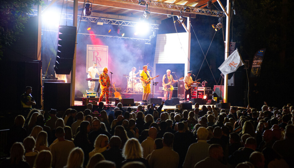Folkligt, festligt, fullsatt.