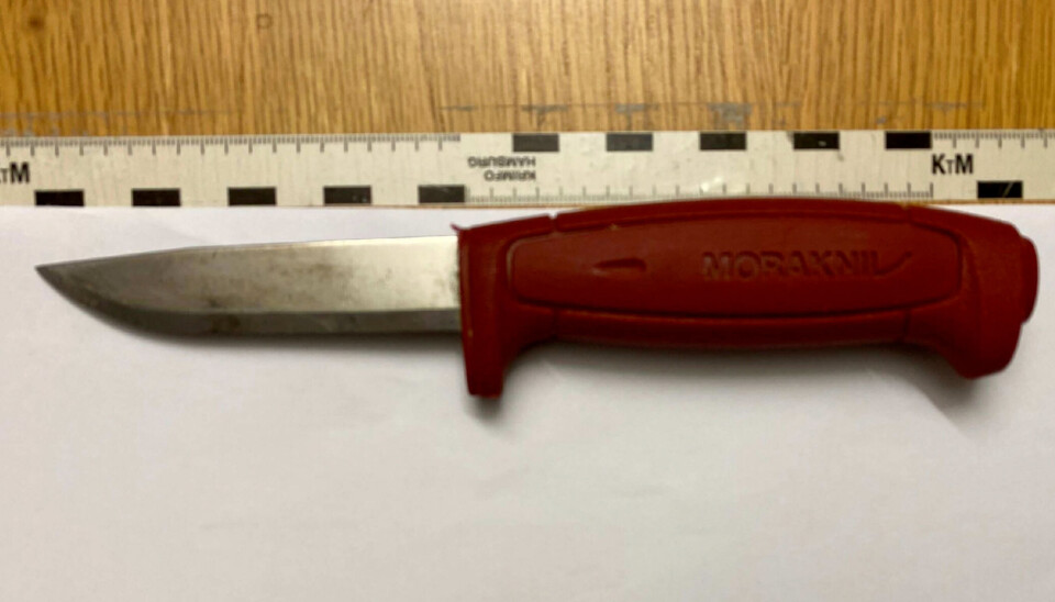 Kniven. Enligt åtalet ska mannen ha överraskat kvinnan och riktat en kniv mot henne. Kniven. Enligt åtalet ska mannen ha överraskat kvinnan och riktat en kniv mot henne.