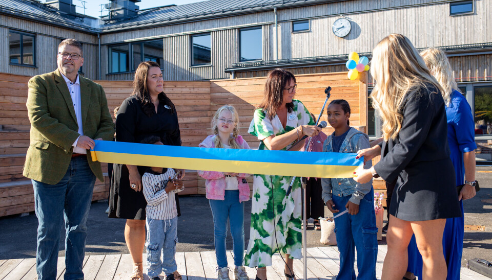 Traditionell invigning. Skolnämndens ordförande och kommunstyrelsens ordförande fick hjälp av elever med att klippa bandet.