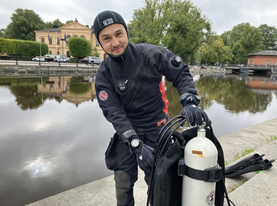Dykare. Jonatan Lundström förbereder sig för att dyka ner i den grumliga ån.