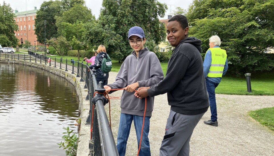 Yasiin och Sibt, båda 13 år
– Det här är jättekul!, säger de båda killarna i mun på varandra. Vi hoppas att vi kommer att få upp burkar och metallskräp med den här magneten. – Och kasta inte skräp, vi gör inte det, det finns soptunnor att kasta i.