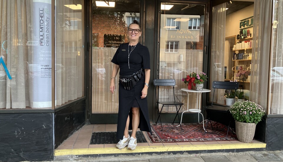 Välkomnande. Tiina Magnusson, ägare av Aqva, välkomnar alla kunder, nya som gamla till nya lokalen.